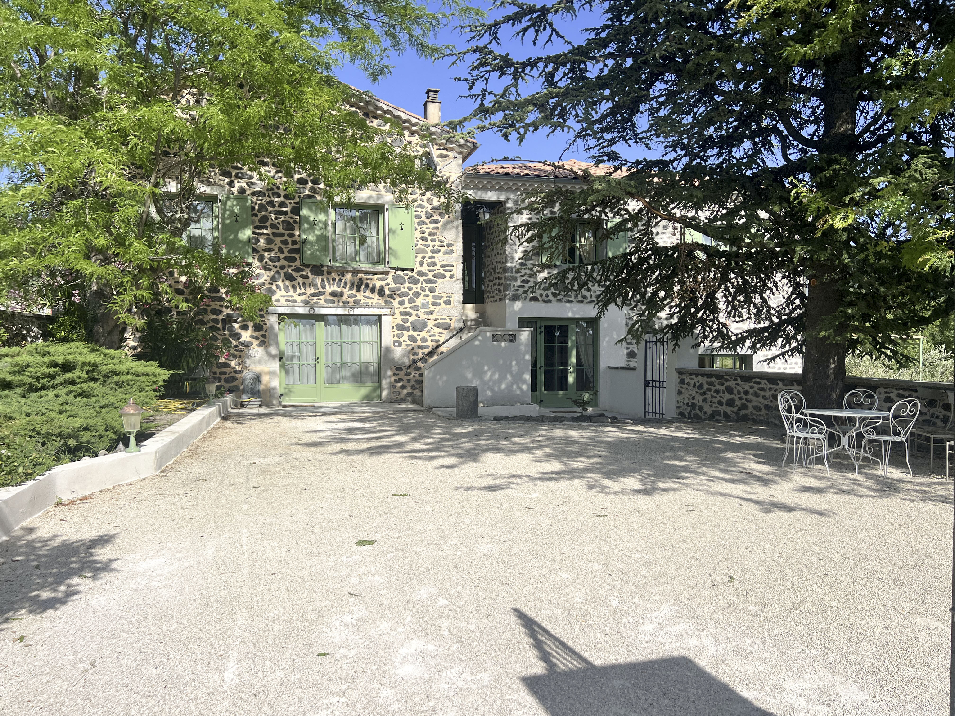 La Cour de Bernadette — Espaces de vie du Mas de Louise