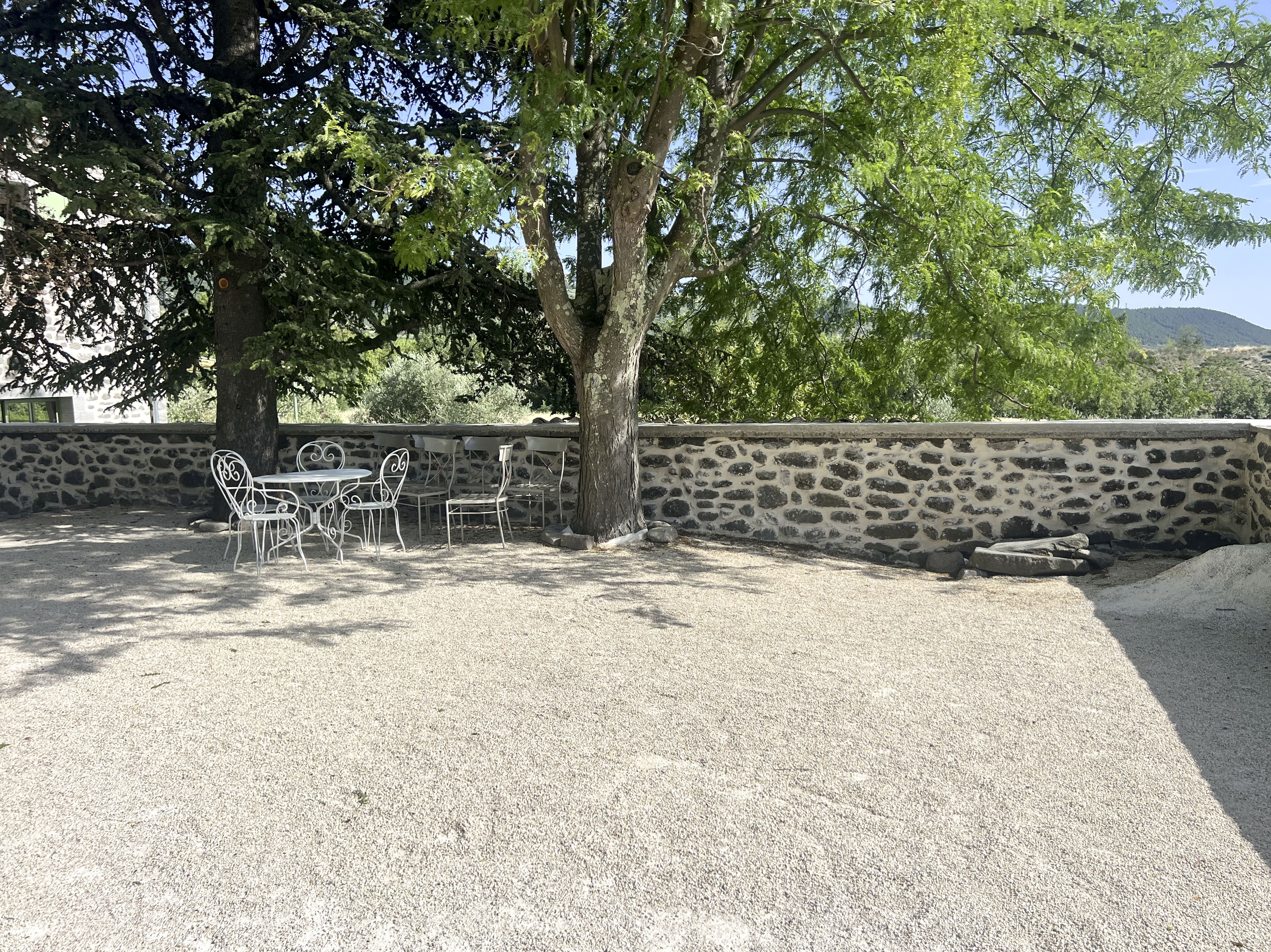 Cour extérieure du Mas de Louise