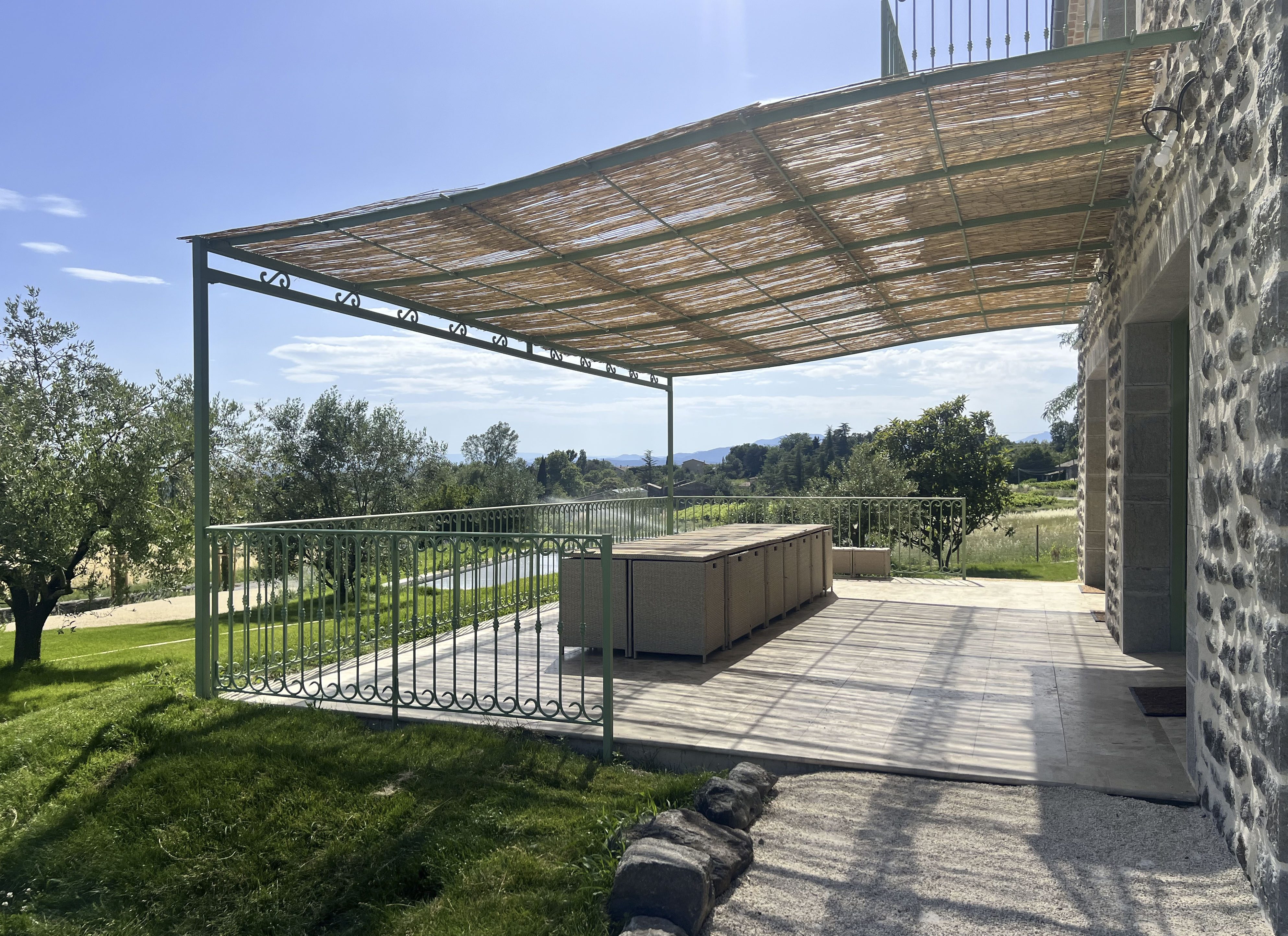 Terrasse extérieure du Mas de Louise